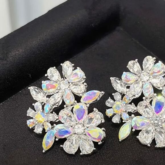 🌸 NEW Elegant Silver Crystal Floral Earrings 🌸 - Picture 5 of 6